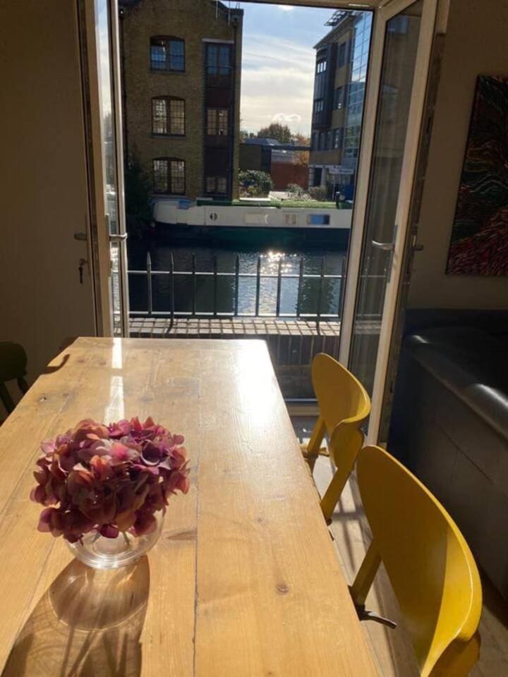 Modern Flat On Regent's Canal Londra